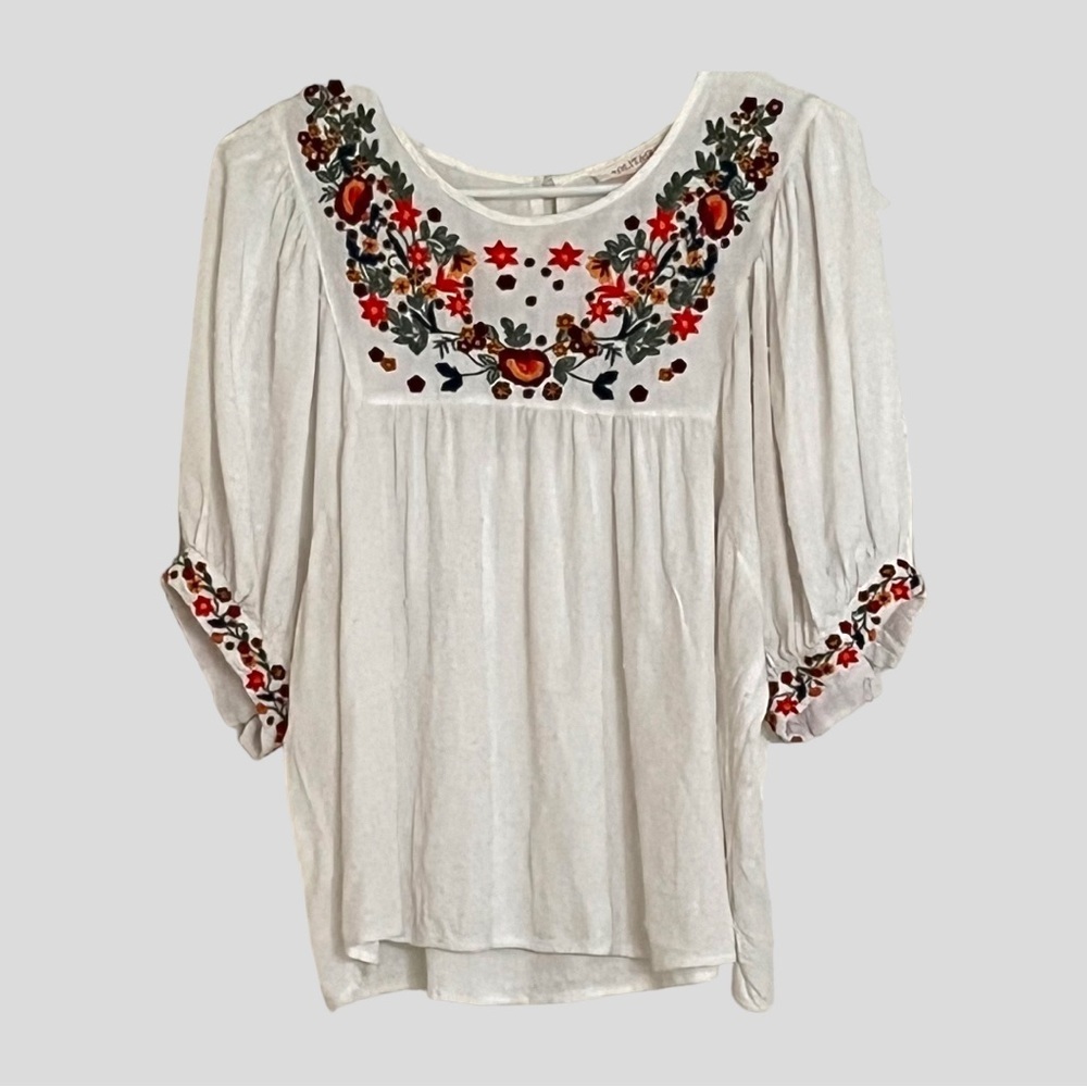 Solitaire Anthropologie Embroidered Flower Detailed White Peasant Top Size Small